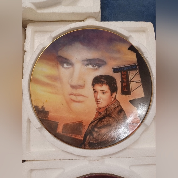 Lot of 5 Bradford Exchange Elvis Presley collectable plats. - Picture 8 of 13